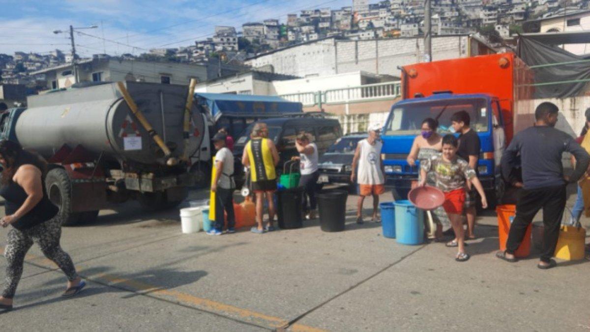 Situación. Tanqueros llegaron a la zona para abastecer a los ciudadanos.