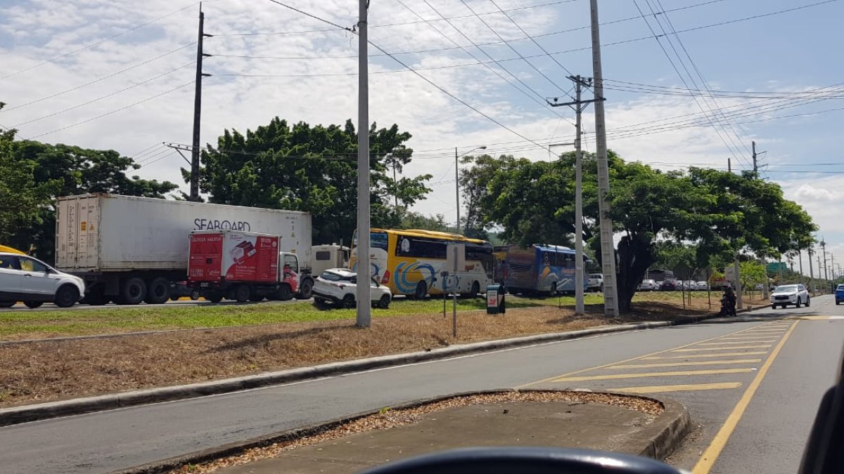 Escenario. El congestionamiento se registra desde Puerto Azul hasta el puente.