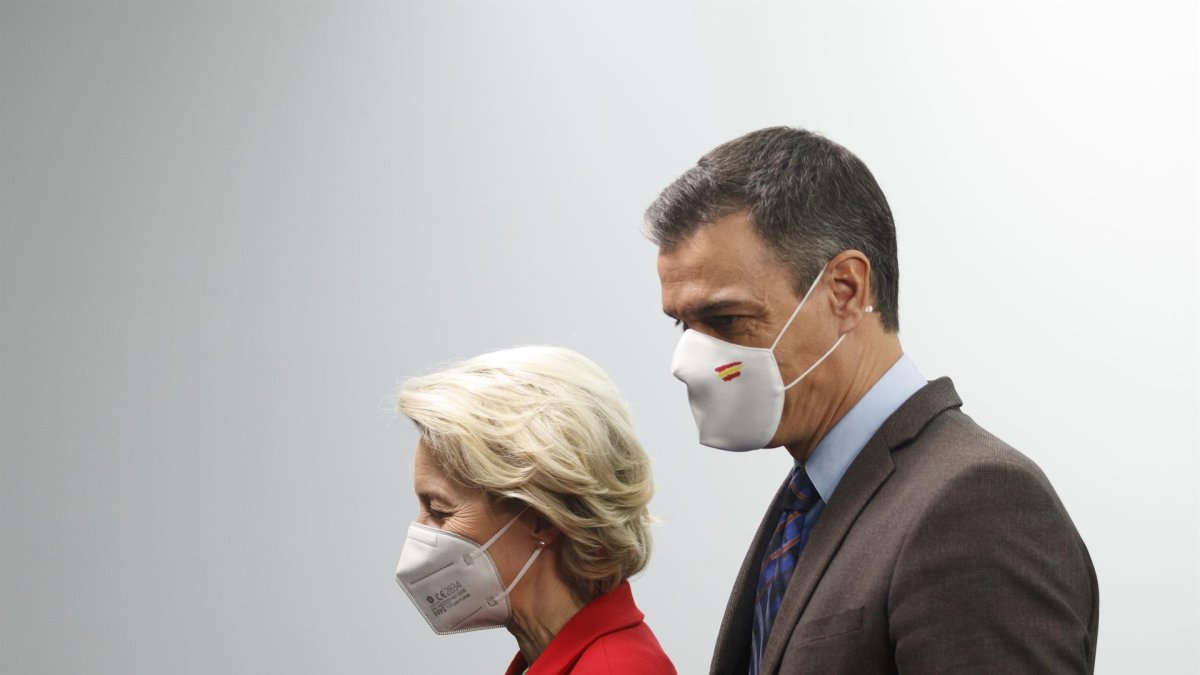 El presidente del Gobierno, Pedro Sánchez, y la presidenta de la Comisión Europea, Úrsula von der Leyen, tras la declaración institucional, este sábado en el Palacio de la Moncloa.