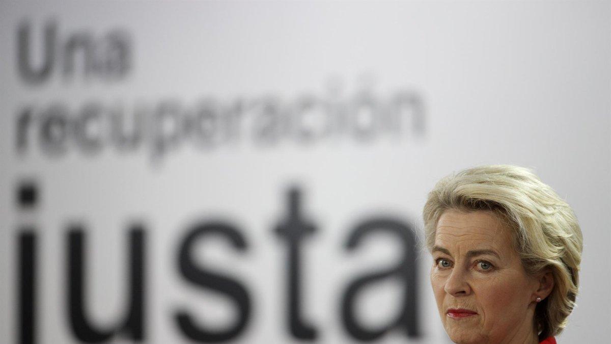 La presidenta de la Comisión Europea, Úrsula von der Leyen, durante la declaración institucional, este sábado en el Palacio de la Moncloa.