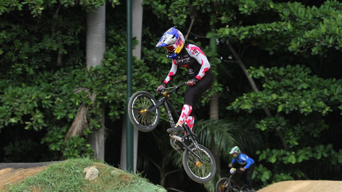 La múltiple medallista olímpica de BMX impuso su habilidad con la bicicleta en la pista del Complejo Pancho Jiménez Buendía, durante la prueba.