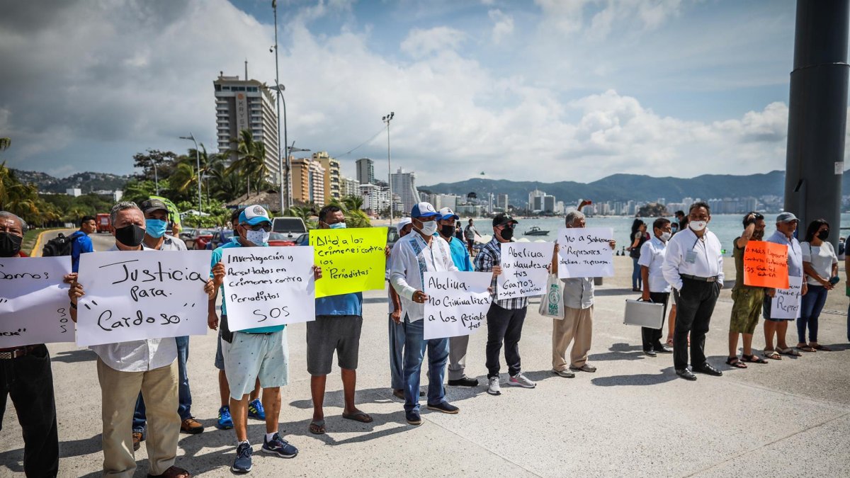 Fotografía de archivo de reporteros y fotógrafos que protestan por el asesinato de un periodista, el 31 de octubre de 2021 en Acapulco, estado de Guerrero (México).