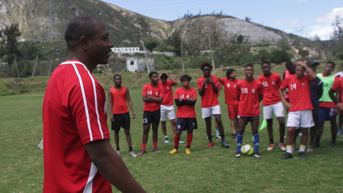 El exfutbolista Diego Calderón creó un equipo para competir en la segunda categoría y también armó escuelas formativas en Quito.