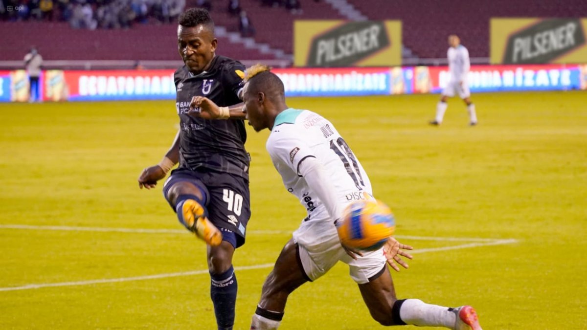 Jhojan Julio tuvo una noche complicada y no pudo convertirse en el eje albo.