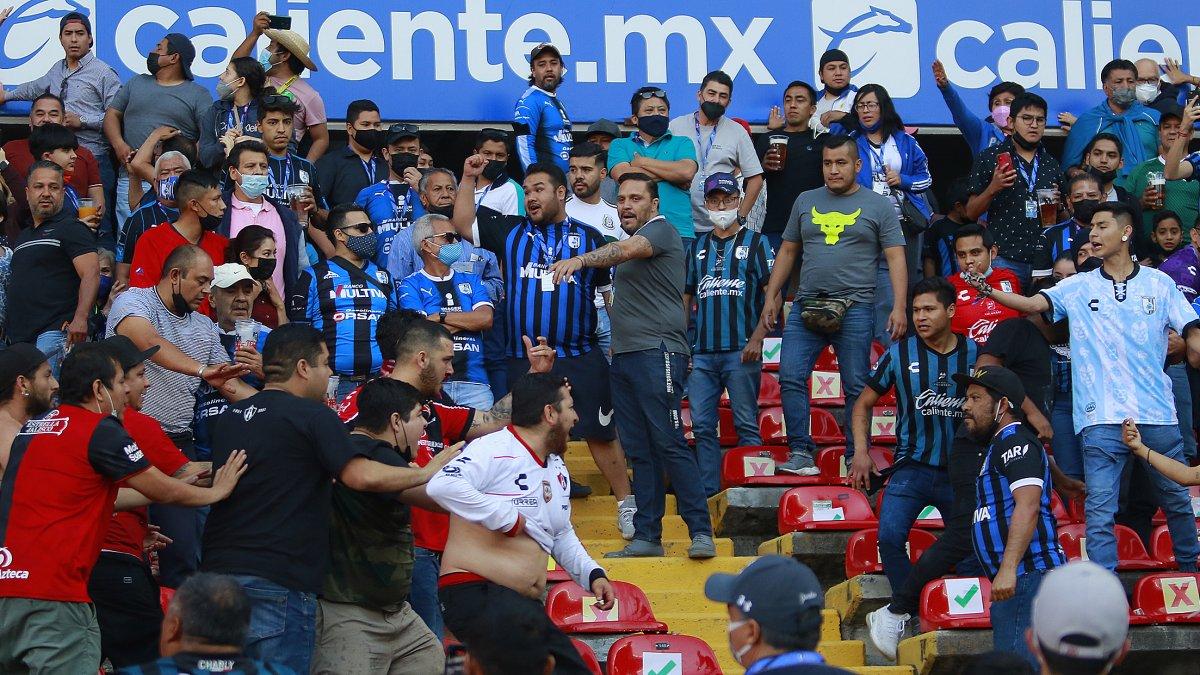 Aficionados de Querétaro y Atlas se enfrentaron en el minuto 62 y varias familias tuvieron que ser resguardadas en la cancha, durante la jornada 9 del Torneo Clausura 2022 de la Liga MX del fútbol mexicano en el estadio Corregidora de la ciudad de Querétaro (México).