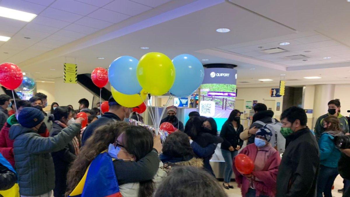 Arribo. Familiares de siete ecuatorianos los recibieron en el aeropuerto de Tababela.