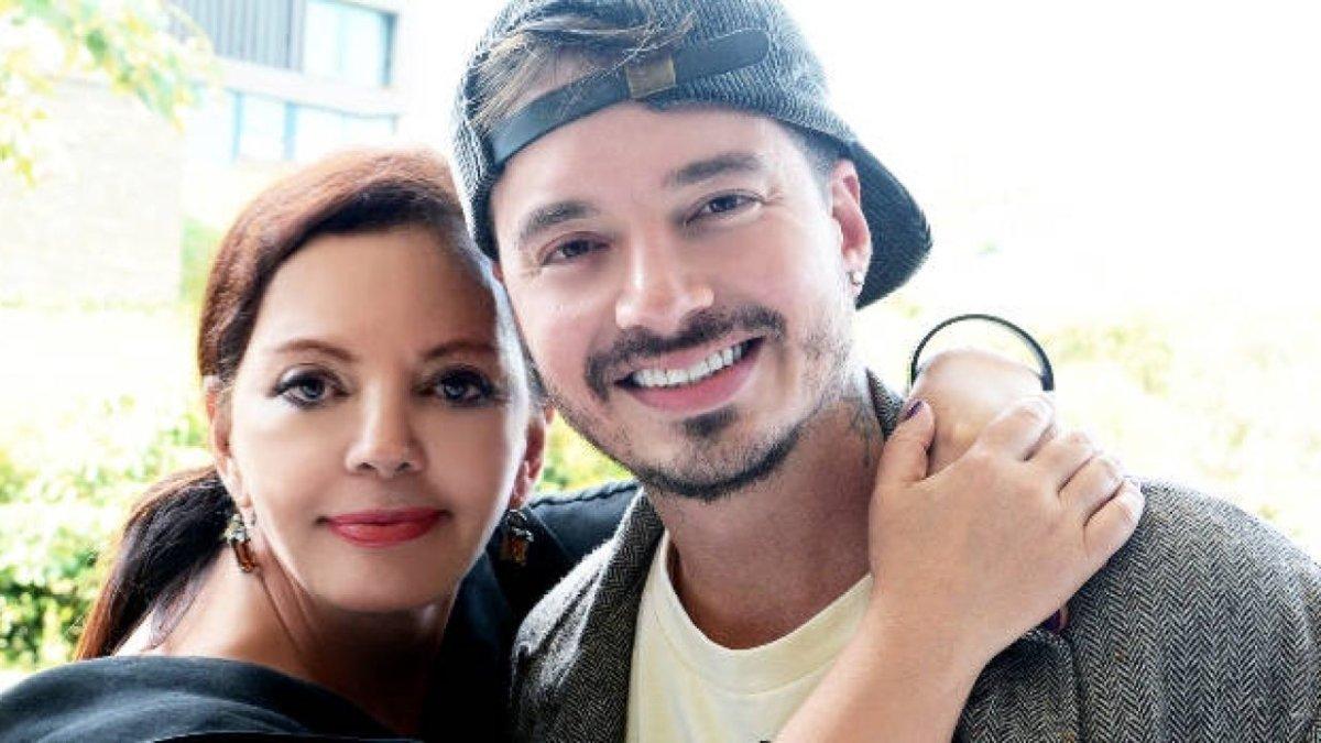 J Balvin celebra en sus redes sociales la recuperación de la salud de su mamá.