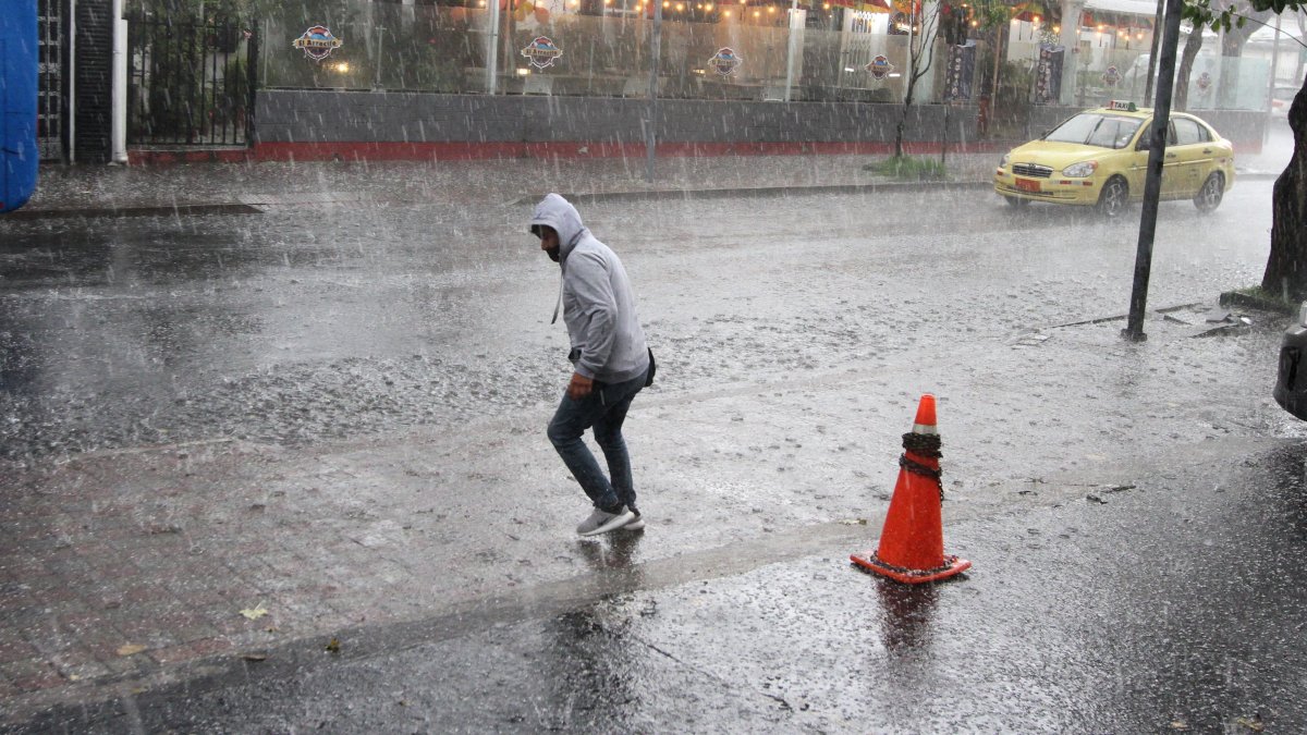 Monitoreo.  Riesgos advierte que seis ríos del país podrían aumentar de nivel a causa de las fuertes lluvias .