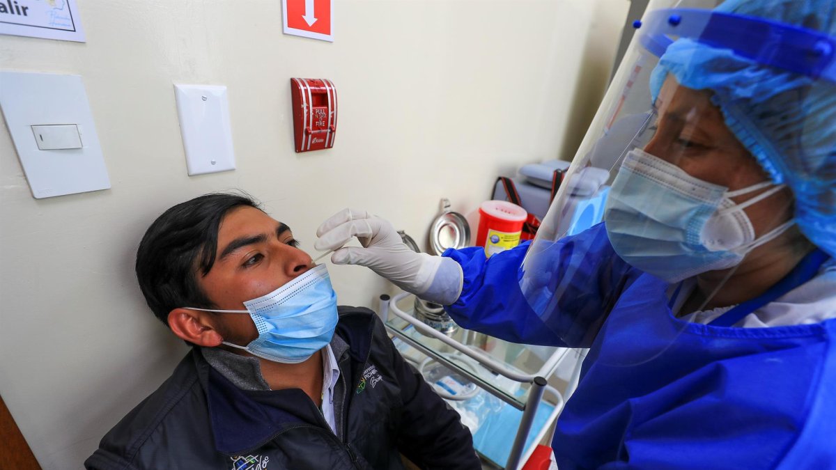 Un hombre se somete a una prueba PCR de detección de coronavirus en la ciudad de Quito, en una fotografía de archivo.