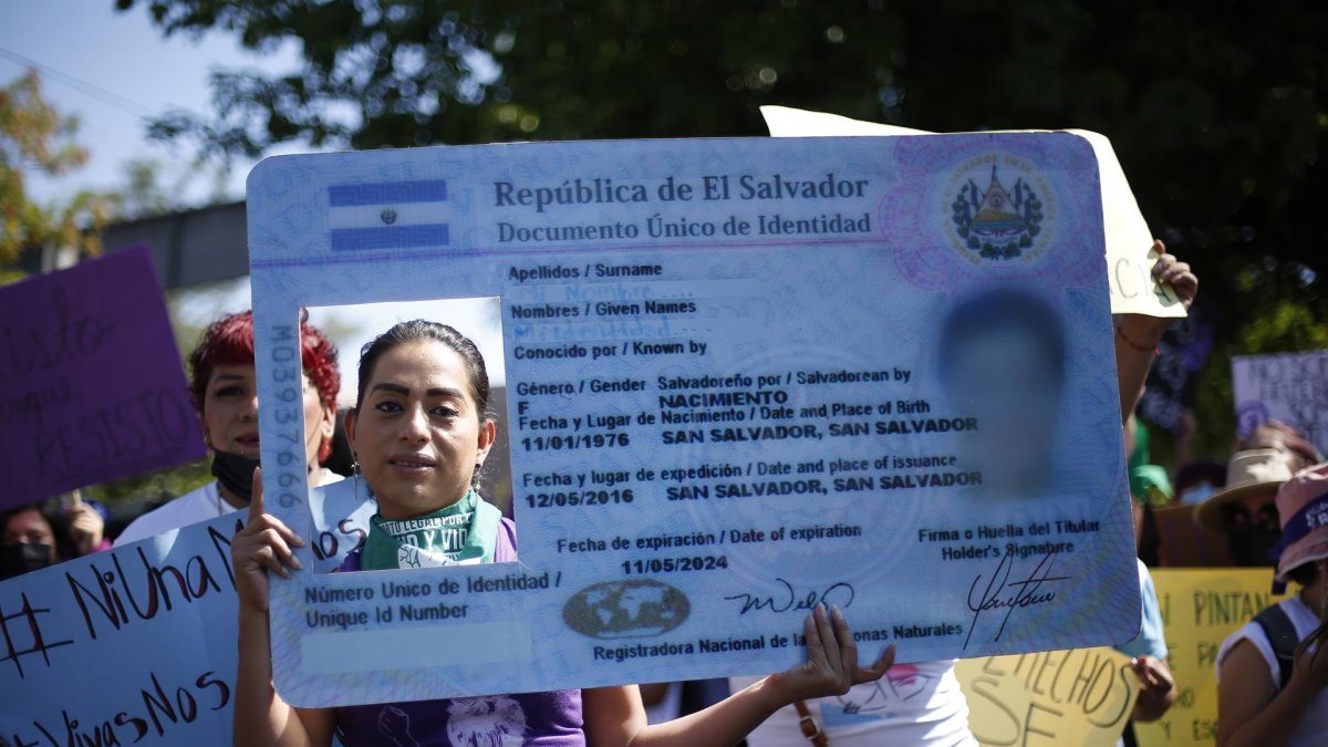 Mujeres participan en una marcha con motivo del Día Internacional de la Mujer hoy, en San Salvador (El Salvador). Al grito unificado de 