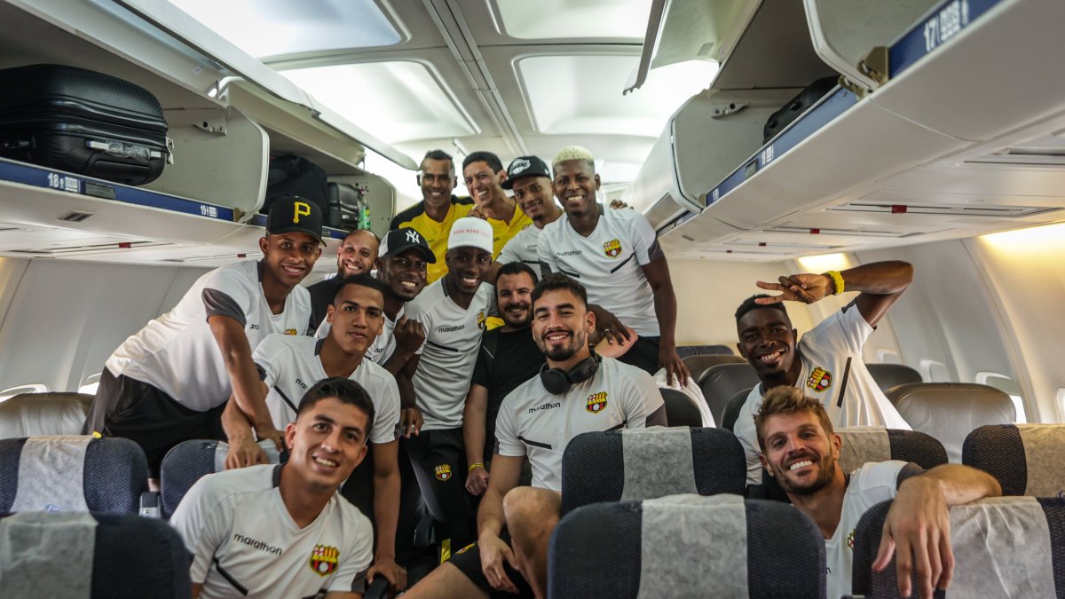 La delegación de Barcelona en el avión, optimista previa a su viaje a Brasil.