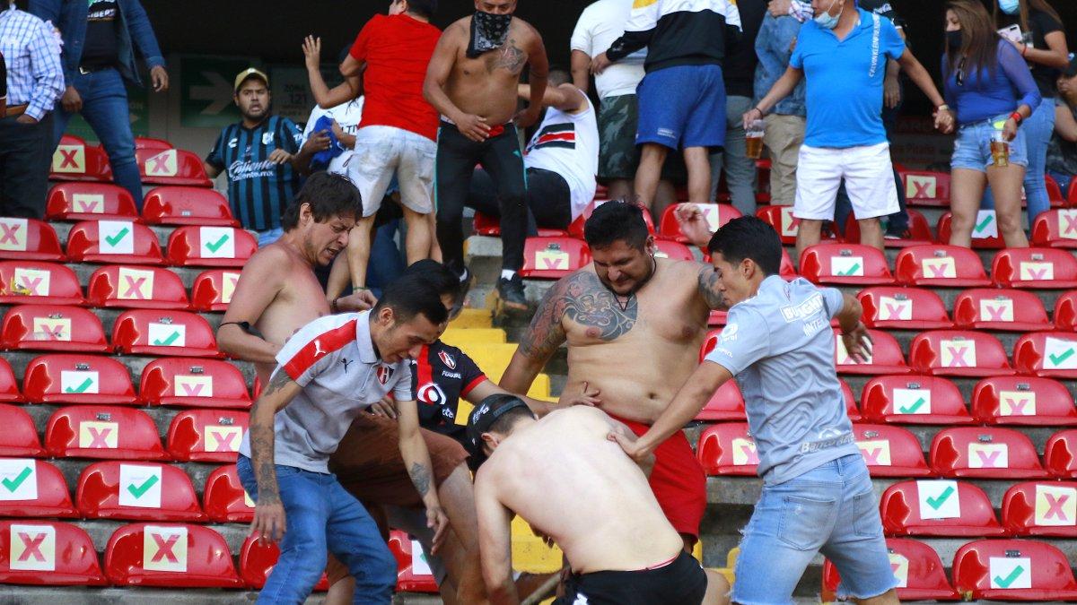 Los hinchas de Querétaro y el Atlas en actos violentes en las graderías del estadio La Corregidora.