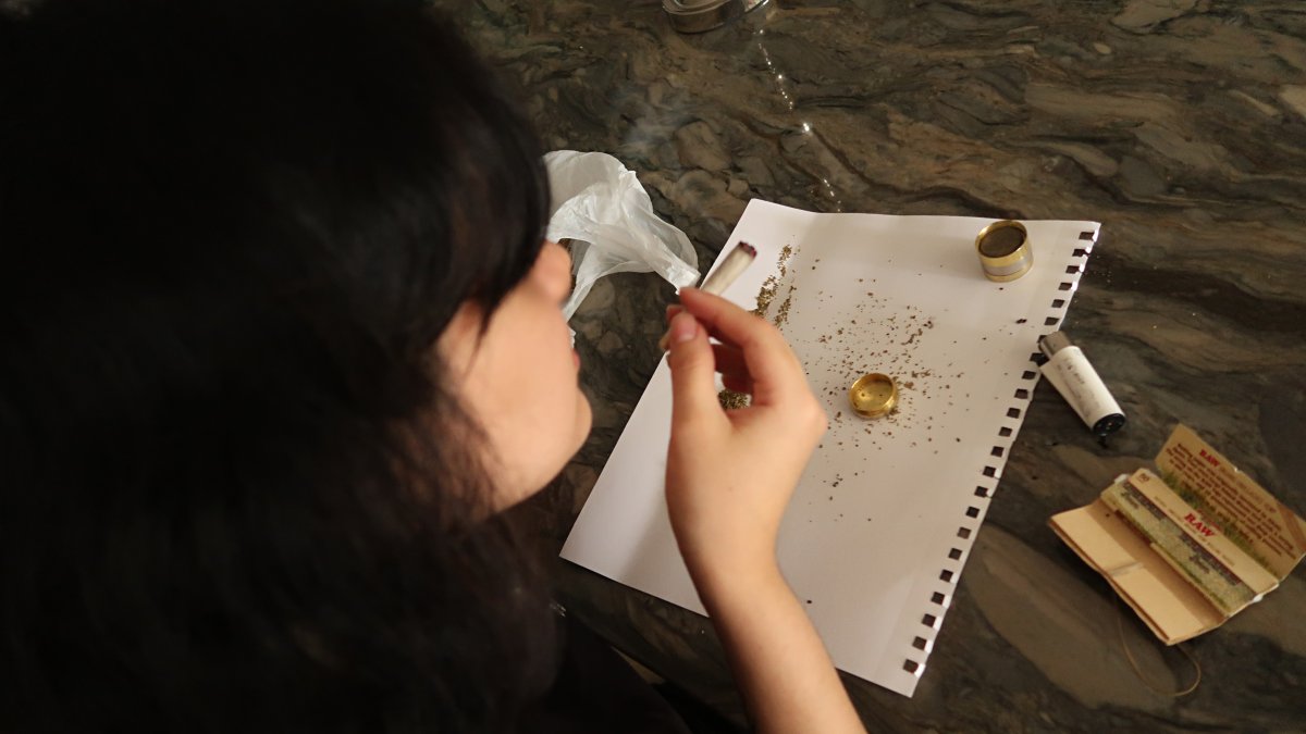 Preparación. Alejandra enseña como prepara un porro para su consumo y las herramientas que usa.