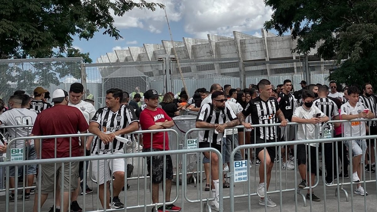El cruce entre los hinchas del Atlético Mineiro y Cruzeiro se dio horas antes del partido.