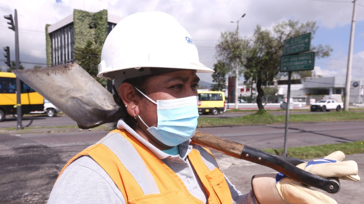 Profesión. Silvia Bravo, de 43 años, trabaja reparando los baches de las calles de Quito.