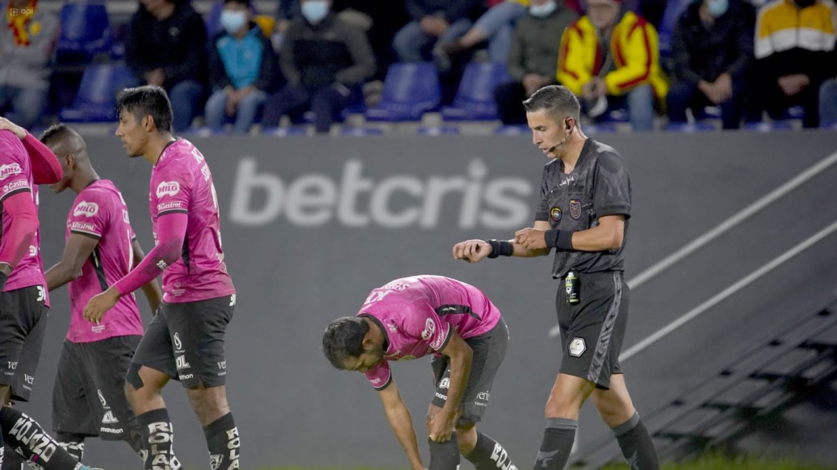 Los jugadores de los dos equipos mostraron su enojo por diferentes decisiones del árbitro Marlon Vera.