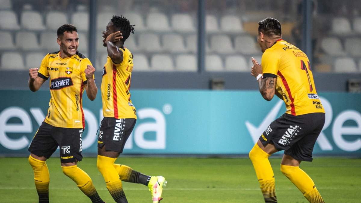 Emmanuel Martínez, Adonis Preciado y Carlos Garcés, están a disposición del cuerpo técnico para medir al América brasileño.