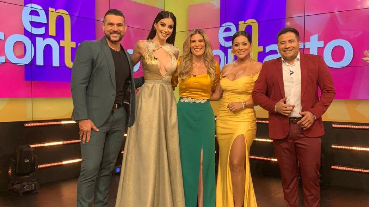 Virginia lució su tonificado cuerpo con un vestido dorado de revelador escote. En la foto, con sus compañeros de programa.