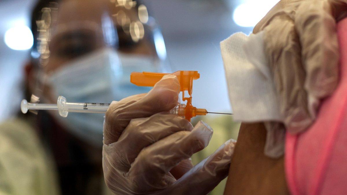 Una enfermera aplica hoy una dosis de la vacuna de Moderna, en una fotografía de archivo.