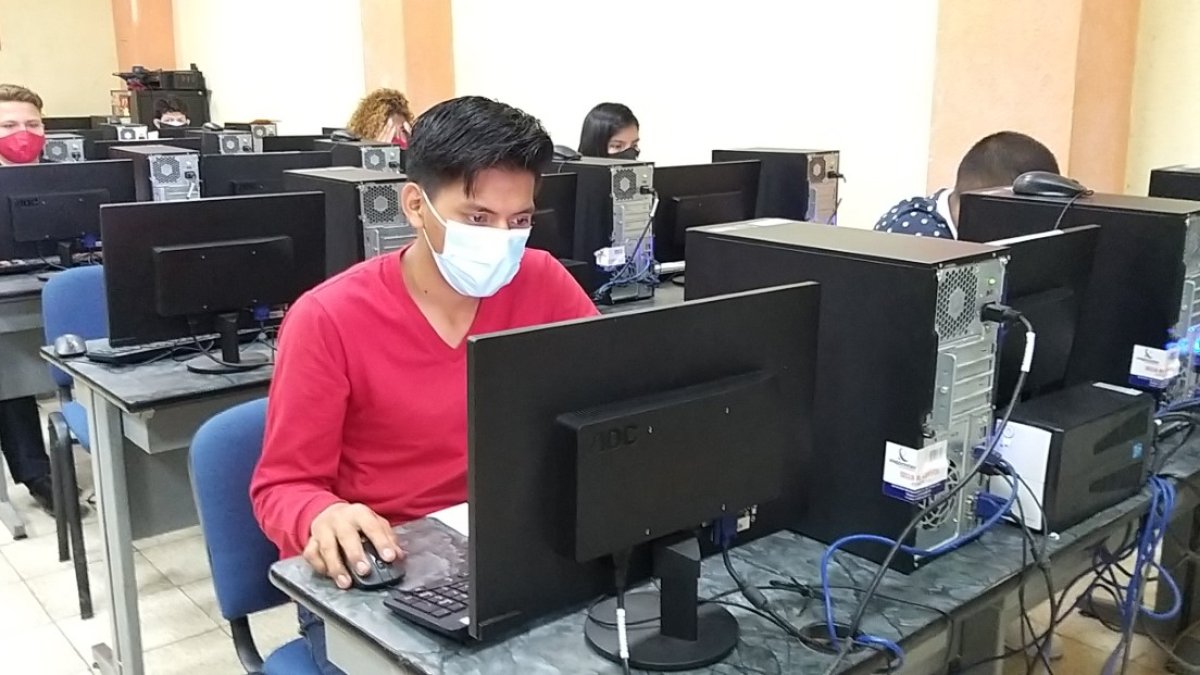 Los aspirantes practican a través de un simulador gratuito.