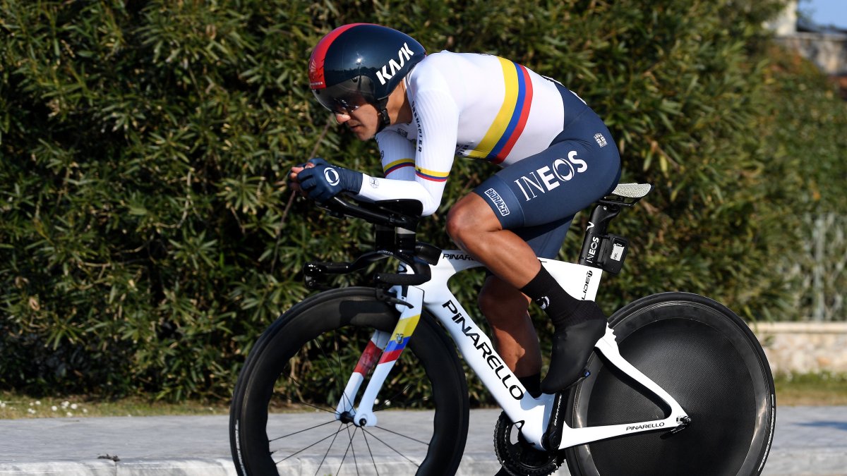 Richard Carapaz encaró la contrarreloj luciendo su maillot con una franja tricolor en el pecho
