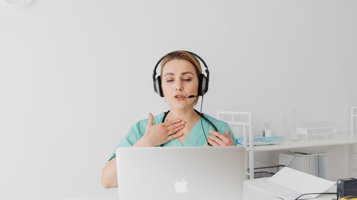 Es necesario darle descanso a la voz cuando se trabaja con ella muchas horas al día.
