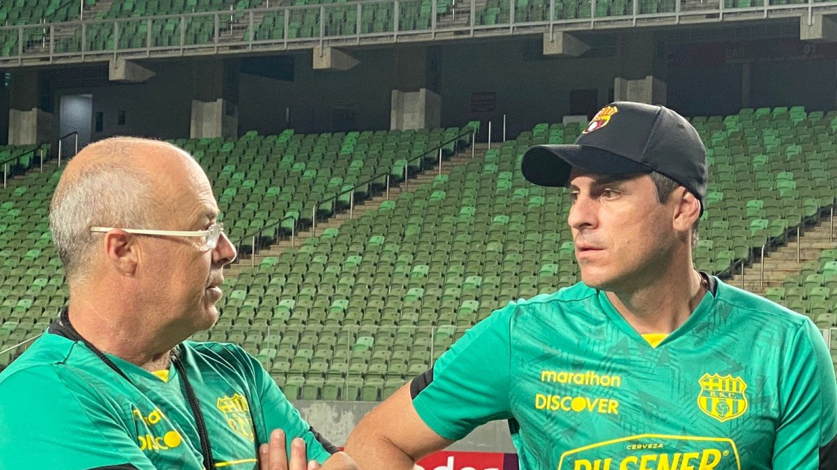 Jorge Célico (i), entrenador de Barcelona, conversa con su asistente, Christian Gómez, en territorio brasileño.