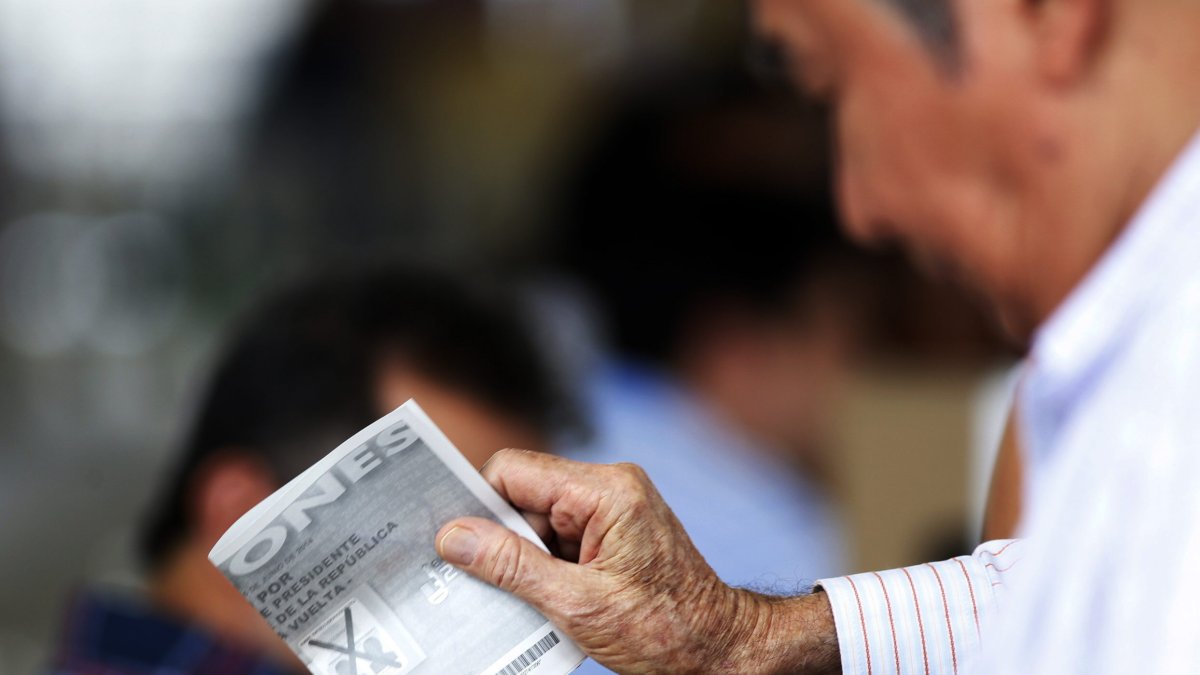 Fotografía de archivo fechada el 15 de junio de 2014 que muestra a un hombre mientras vota en Cali (Colombia). /STR