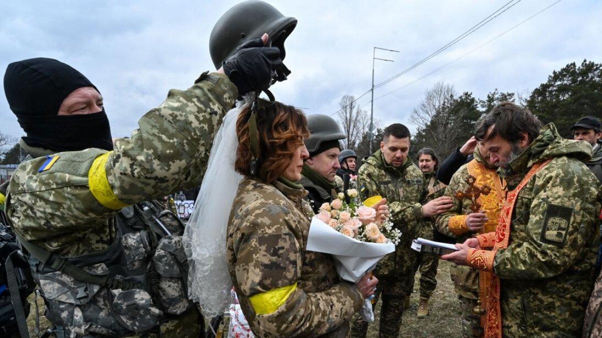La boda significó una extraña, pero tierna distracción del conflicto