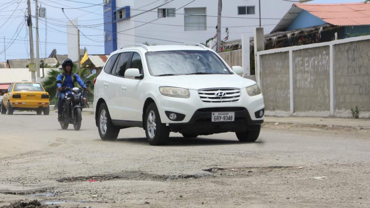 Panorama. En las principales vías de este balneario prevalecen huecos enormes que generan daños a conductores de autos y motos.