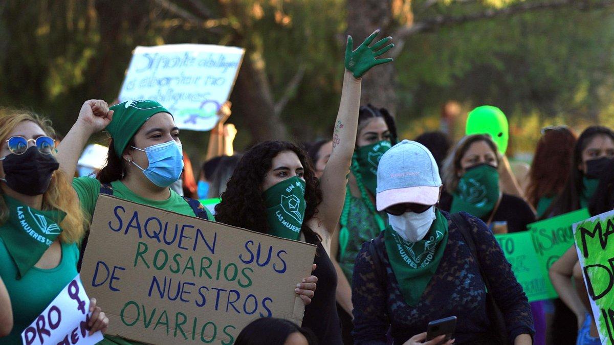 Fotografía de archivo fechada el 28 de septiembre de 2021 que muestra a mujeres mientras se manifiestan a favor del aborto, en Ciudad Juárez, estado de Chihuahua (México).