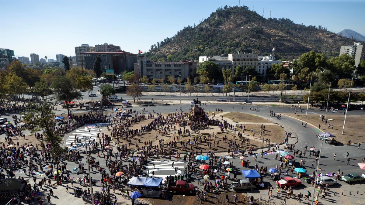 Mujeres se congregan con motivo del Día Internacional de la Mujer en la Plaza Italia en Santiago, en una fotografía de archivo.