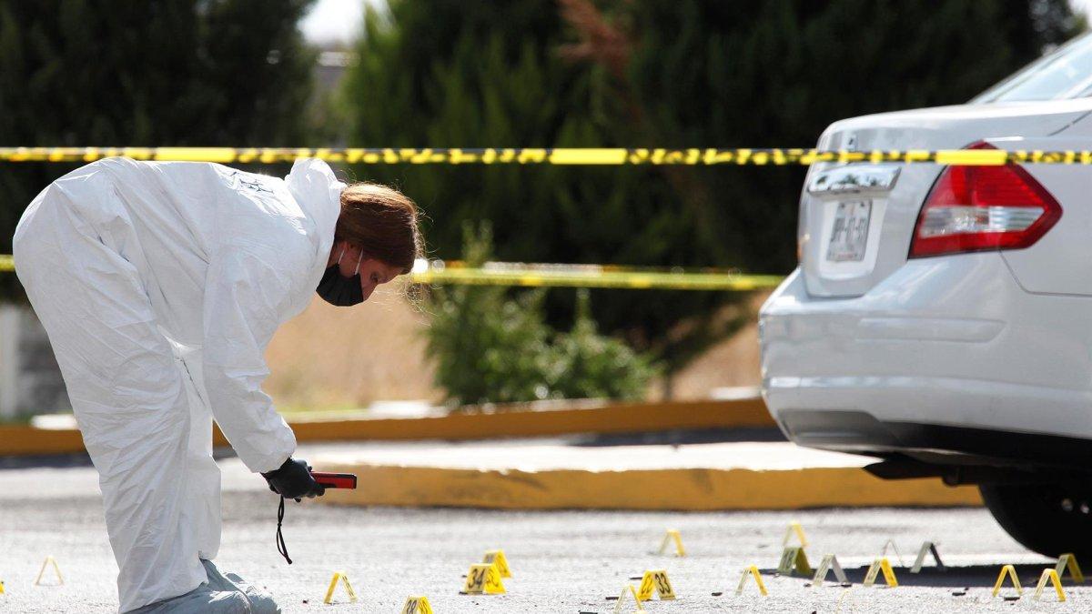 Fotografía de archivo de peritos forenses en la escena de un crimen la ciudad de Zapotlanejo, estado de Jalisco (México).