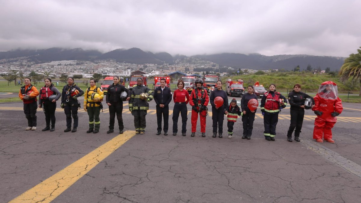Acto. Se presentaron en el parque Bicentenario con los trajes de los diferentes servicios que presta el Cuerpo de Bomberos del Distrito Metropolitano.