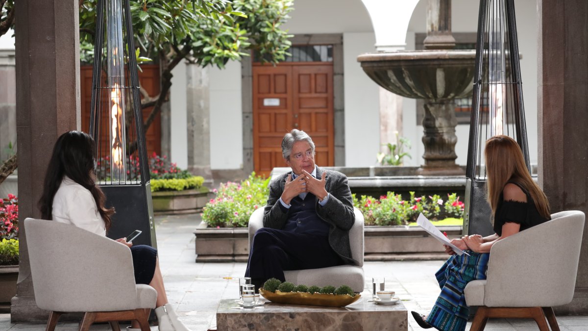 El presidente Lasso participó en su habitual entrevista semanal desde el Palacio de Carondelet.