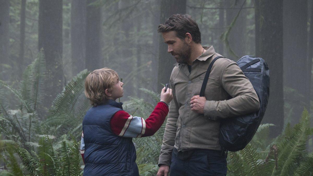 Ryan Reynolds junto al joven actor Walker Scobell en 