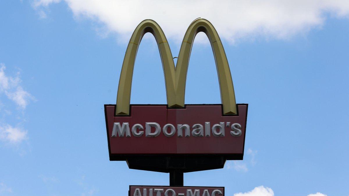 Vista del logo de la cadena McDonald's, en una fotografía de archivo