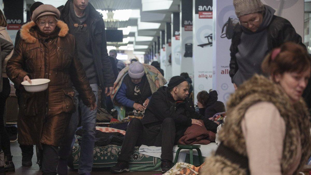 Ciudadanos de Járkov, en el este de Ucrania, permanecen refugiados del asedio ruso en el metro de la ciudad.
