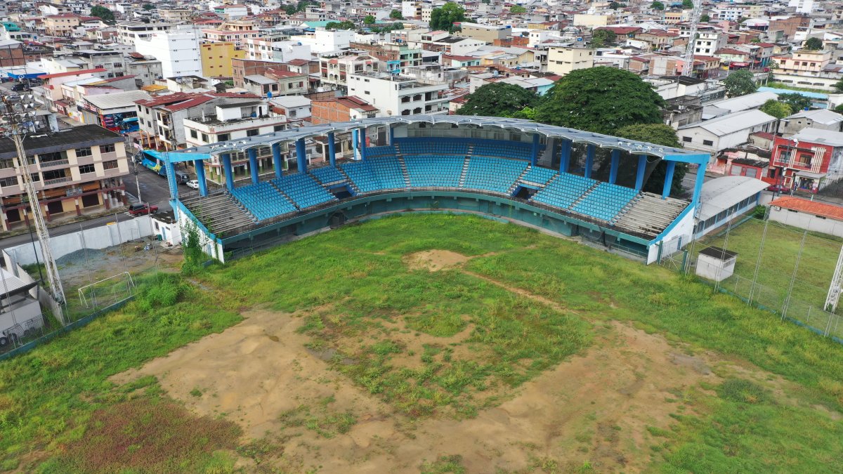 Así luce la cancha del Yeyo Úraga, ubicado en las calles Tungurahua y Cuenca, con maleza y grandes espacios de tierra descubiertos; los graderíos están intactos.