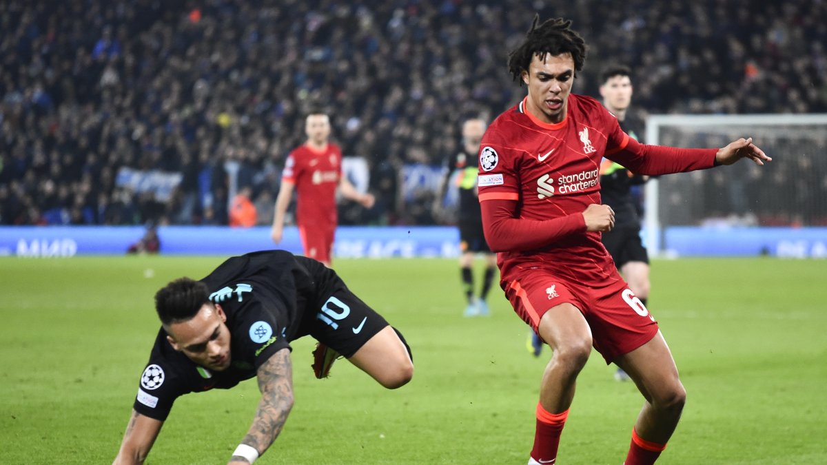Lautaro Martínez y Trent Alexander-Arnold pelean por el balón durante el partido de este martes.