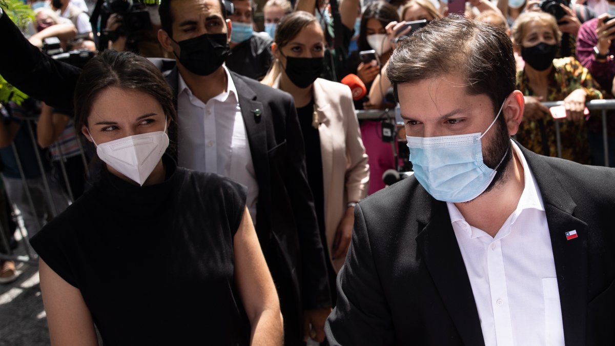   Irina Karamanos junto al presidente electo de Chile, Gabriel Boric (d),, mientras saluda algunos simpatizantes. Alberto Valdés