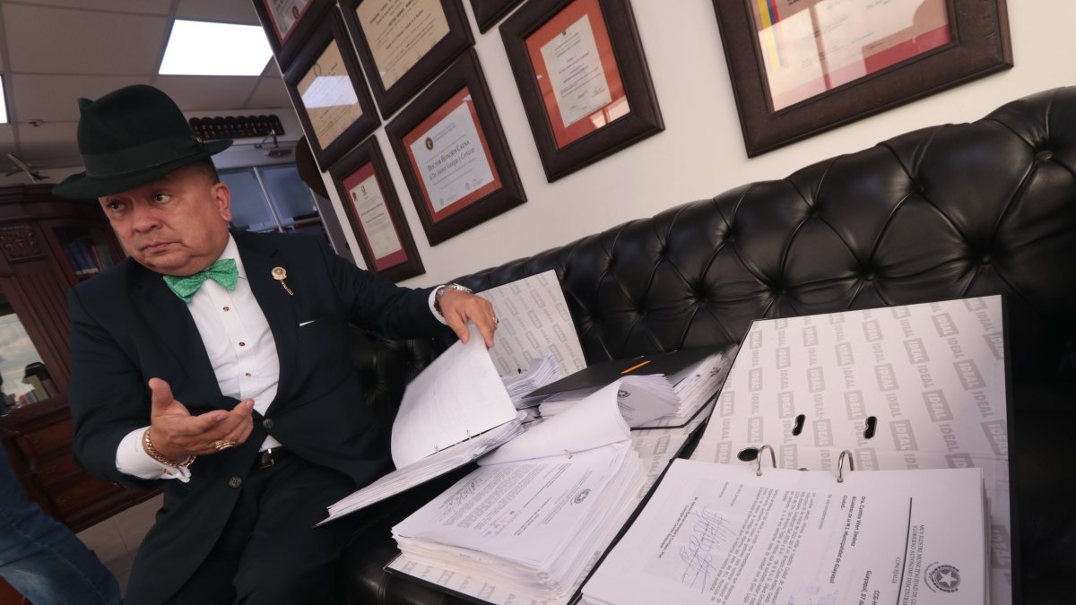 Vanegas es un concejal independiente del Municipio de Guayaquil. Es doctor en Jurisprudencia, magíster en Derecho Procesal, en Ciencias Penales y Criminología,