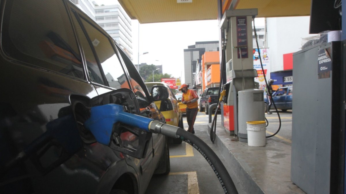 El precio de la gasolina súper se actualiza en las estaciones de servicios a las 00:00 del día 12 de cada mes 