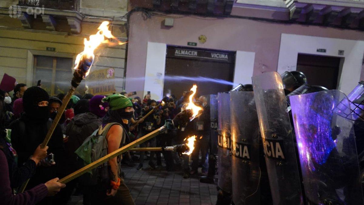 En Quito, las manifestantes cargaban antorchas y se movilizaron hacia el norte de la capital