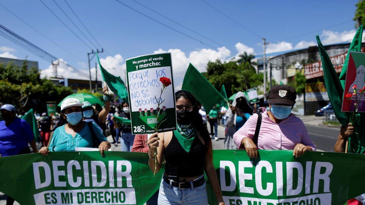 Fotografía de archivo de mujeres salvadoreñas mientras marchan para exigir políticas públicas sobre salud sexual y reproductiva y por el derecho al aborto legal y seguro en el Día internacional de la despenalización del aborto en San Salvador (El Salvador).