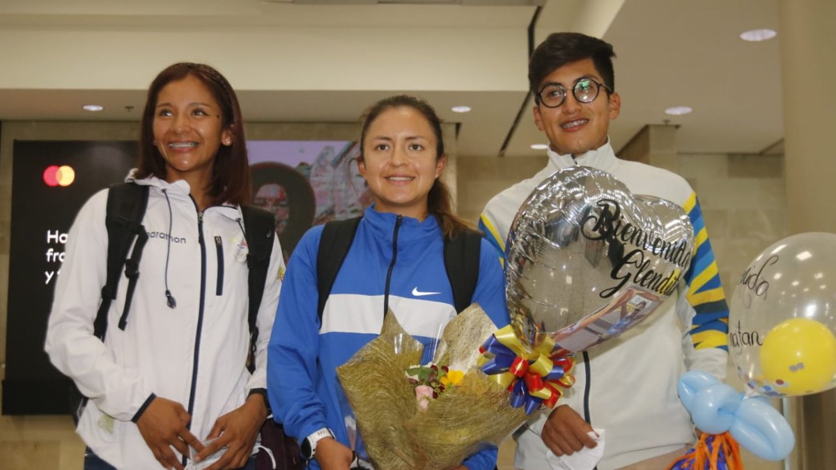 Karla Jaramillo (i), Glenda Morejón (c) y Jonathan Amores, marchistas tricolores a su arribo al país.