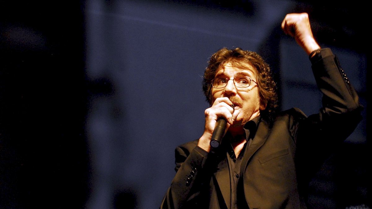 Fotografía de archivo fechada el 22 de noviembre de 2009 que muestra al músico argentino Charly García, mientras actúa en el Coliseo Rumiñahui de Quito (Ecuador).