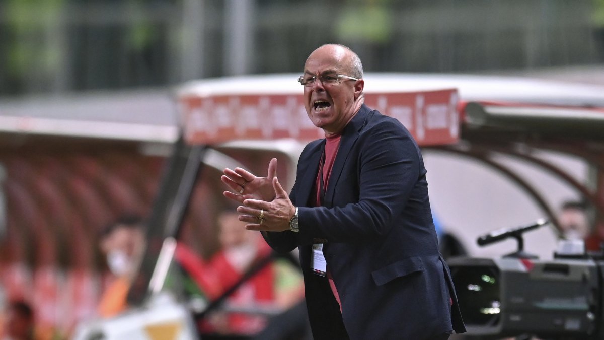 Jorge Célico, técnico de Barcelona, imparte instrucciones a sus dirigidos en el duelo ante América Mineiro.