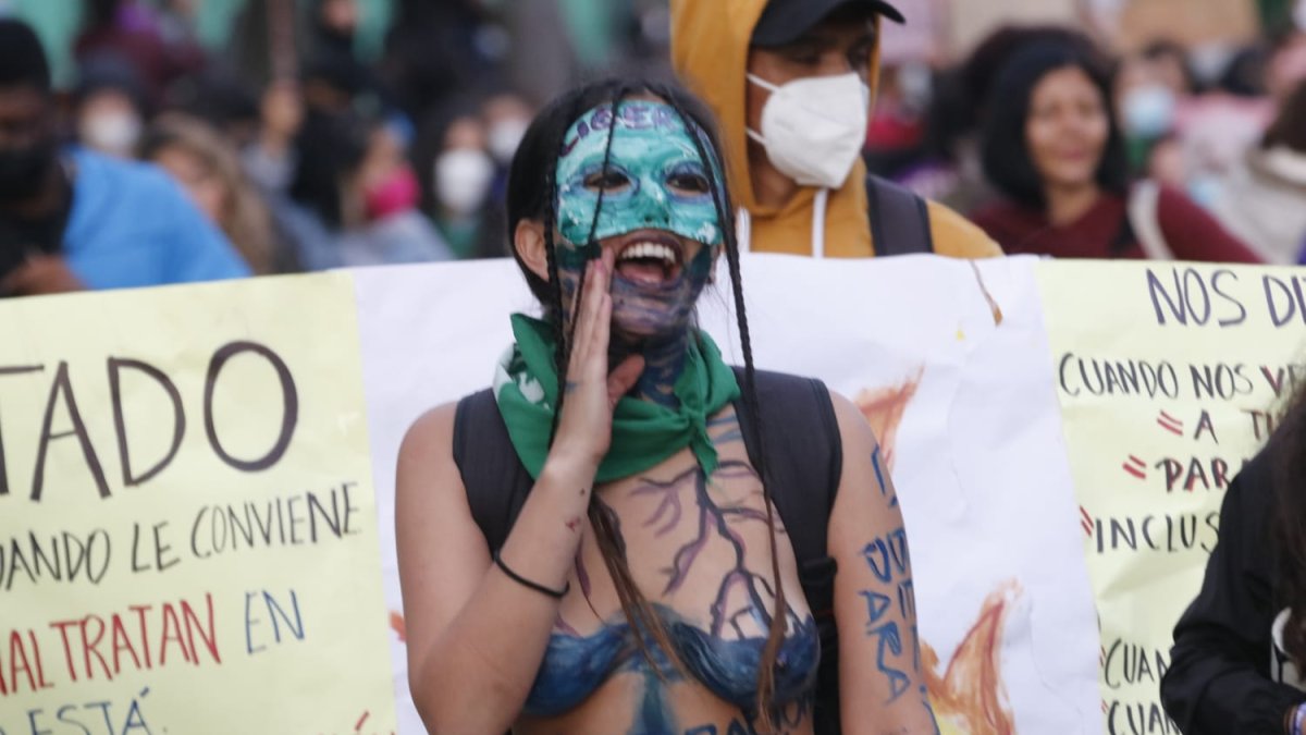 Por redes sociales varias activistas feministas de Quito y Guayaquil denunciaron represión por parte de miembros de la Policía Nacional mientras se manifestaban.