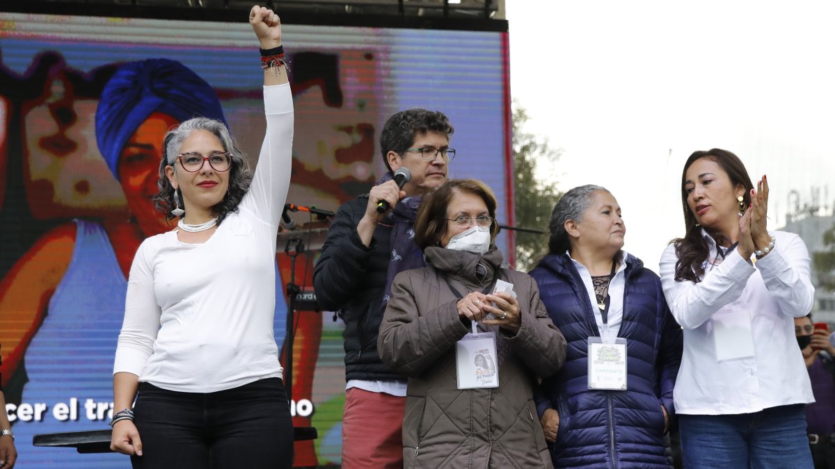 Fotografía de archivo fechada el 4 de marzo de 2022 que muestra a un grupo de candidatas a la Cámara y el Senado mientras participan en un evento del Pacto Histórico, en Bogotá (Colombia).